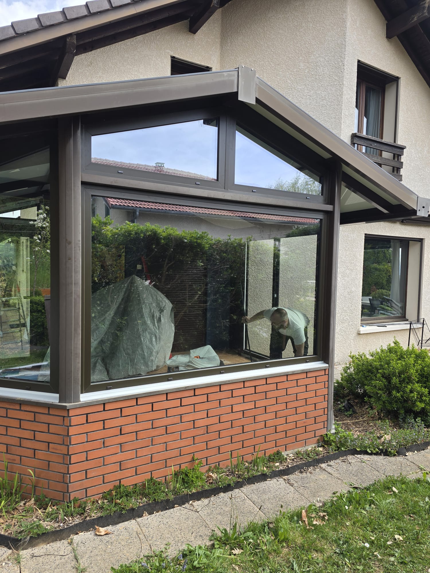 Réalisation SM — salon avec ouvertures bois